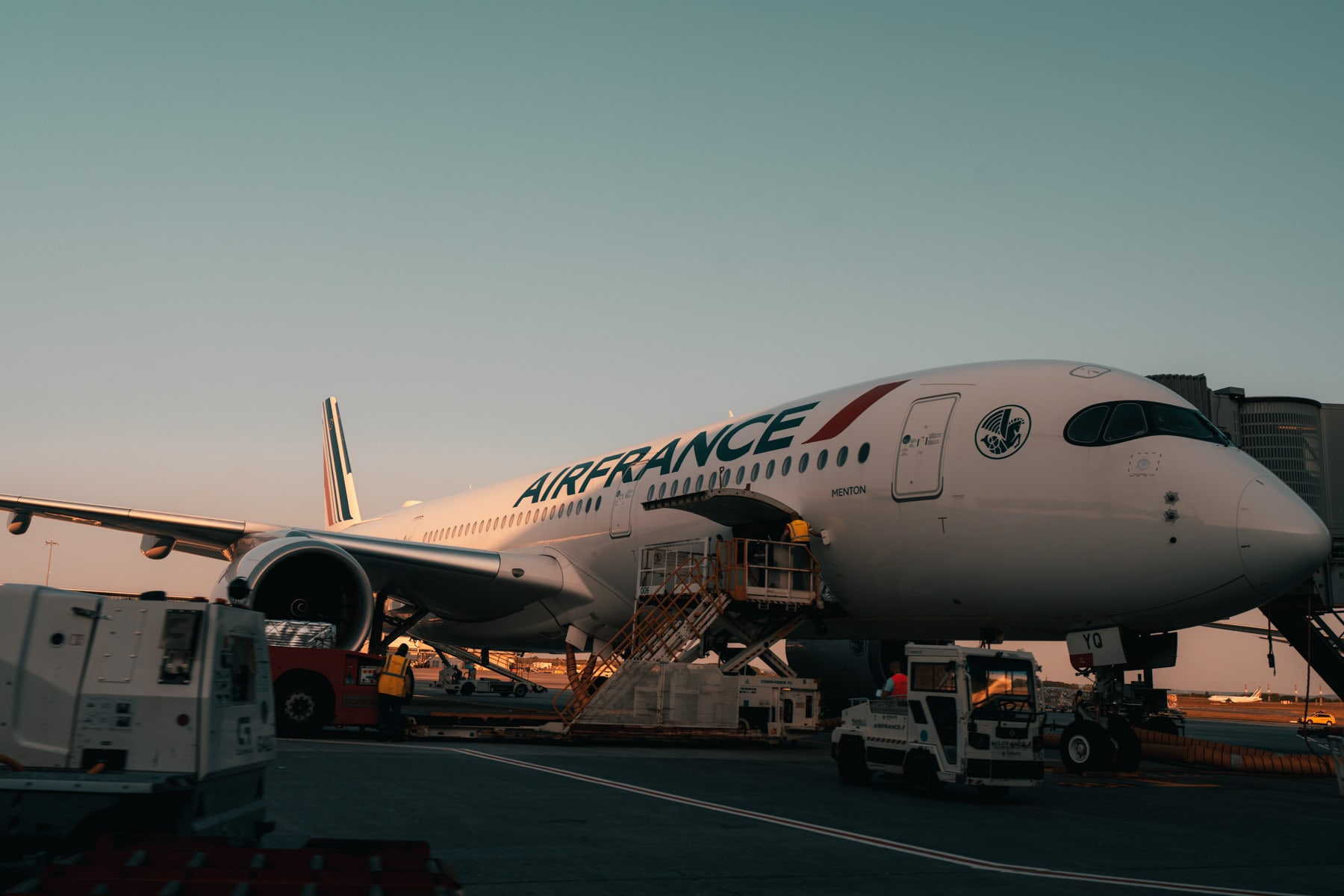 b777
