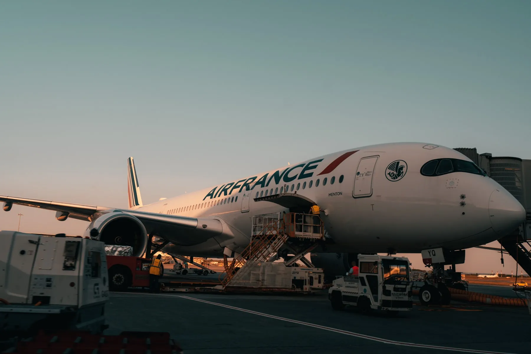 b777