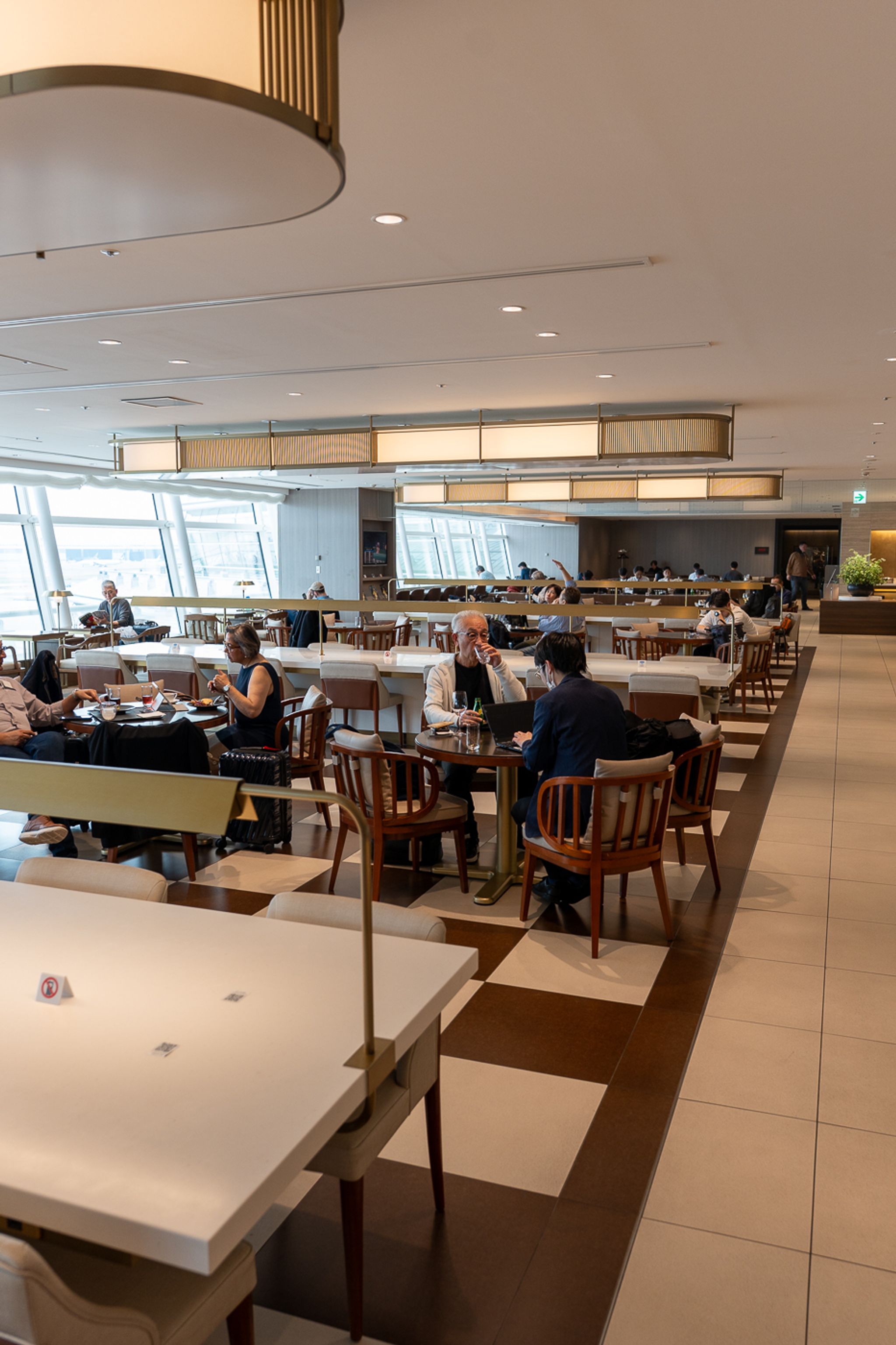 Japan Airlines lounge dining area in Tokyo