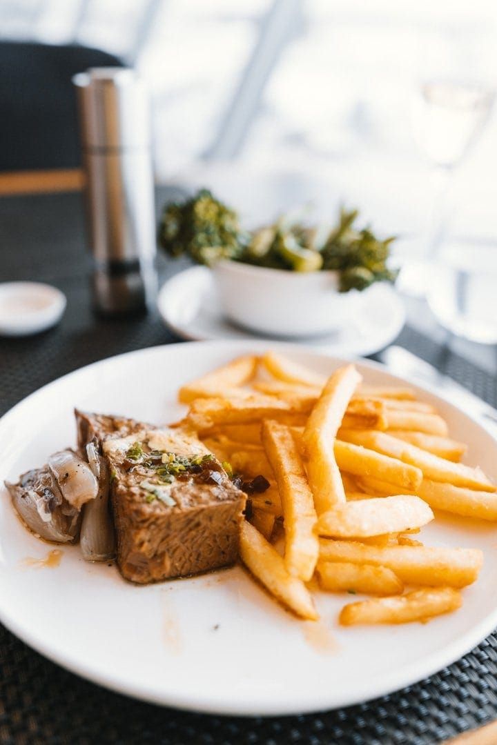 Steak and chips served in a Qantas lounge at Sydney Airport