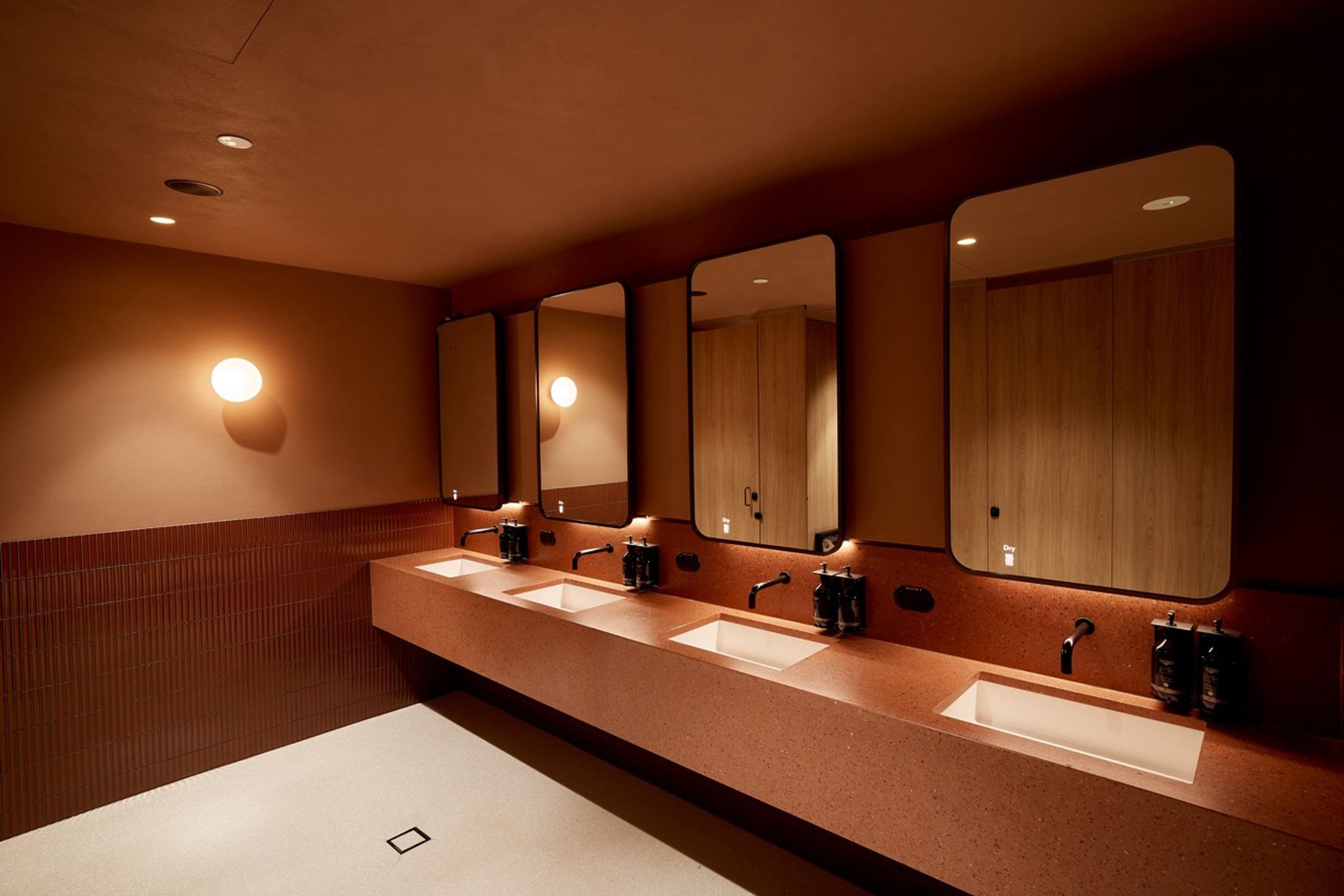 Qantas Business Lounge Adelaide bathroom
