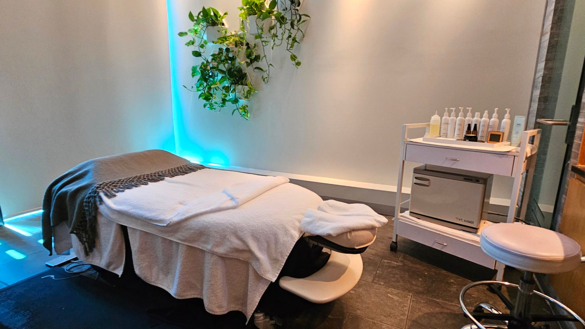 Qantas Melbourne First Lounge Spa