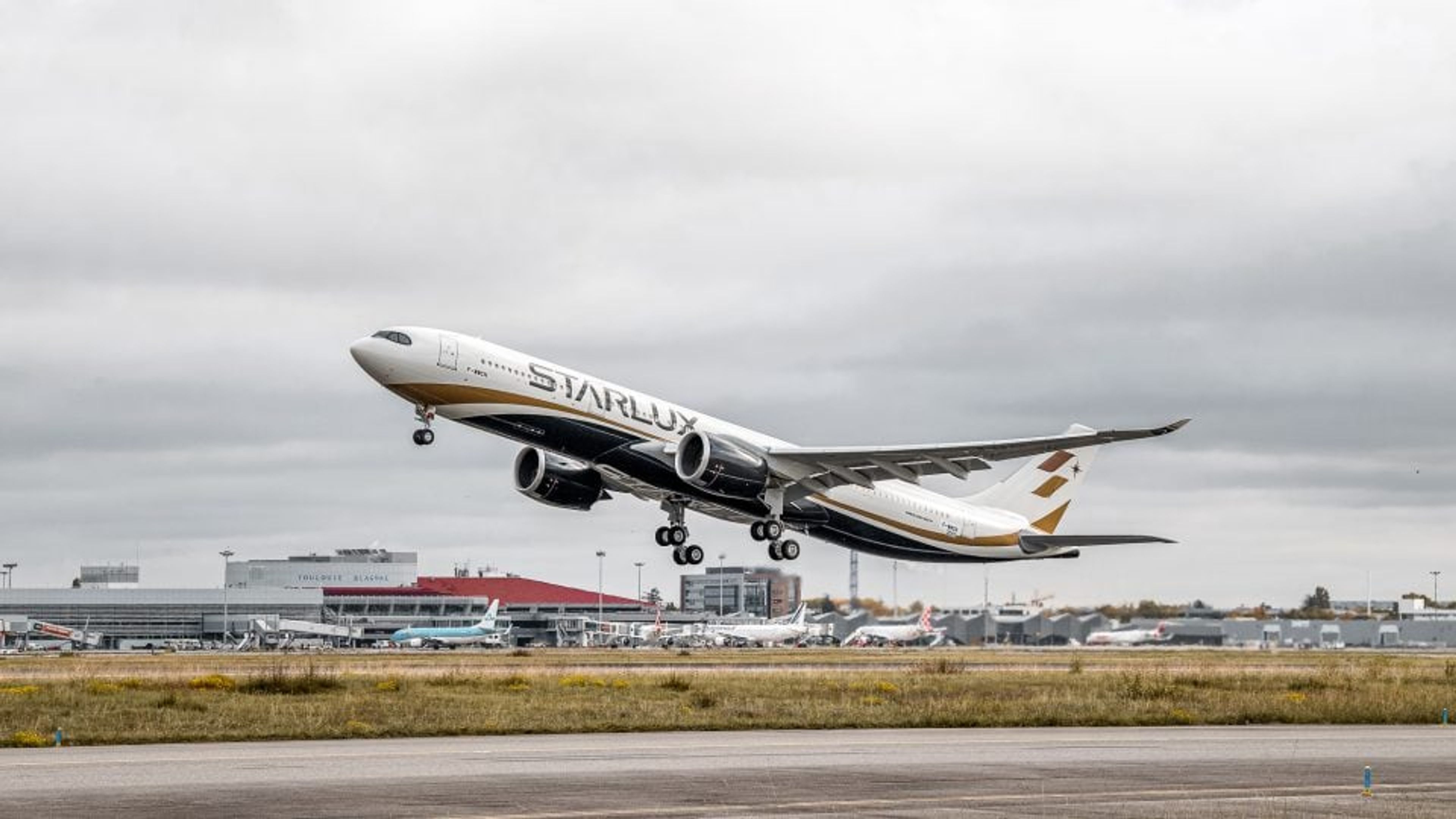 Alaska Mileage Plan Adds Starlux Redemptions